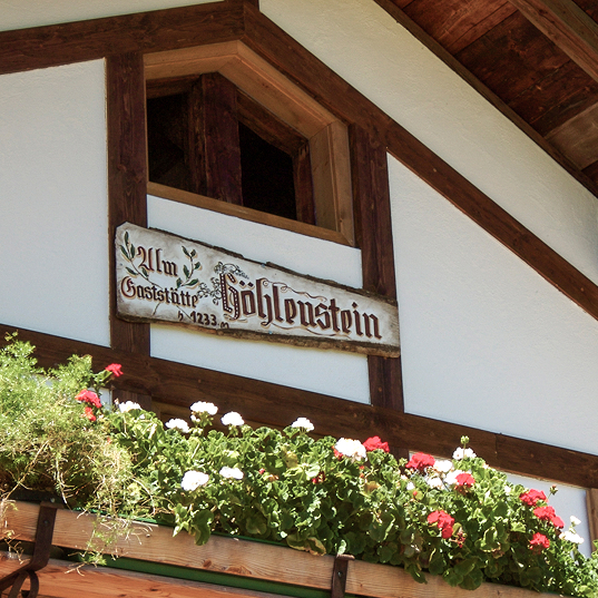 Gasthaus-Schild Höhlenstein mit Blumenkasten